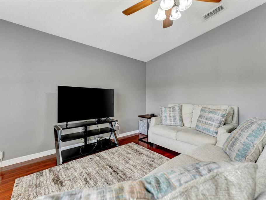 Villa 10min To Downtown 3bd 2 Fullbath *