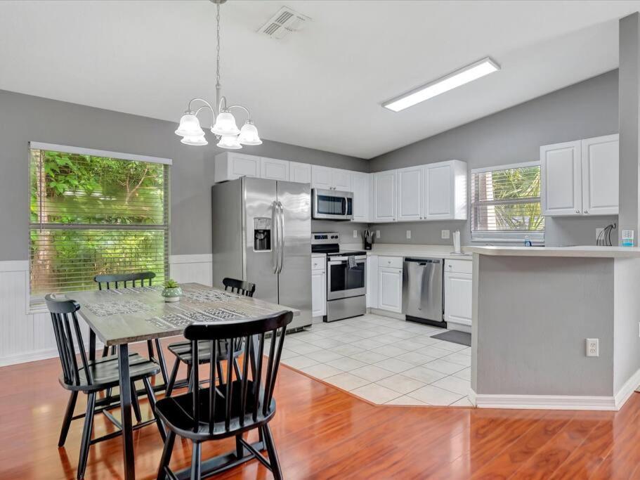 10min To Downtown 3bd 2 Fullbath *