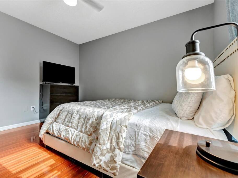 10min To Downtown 3bd 2 Fullbath Villa