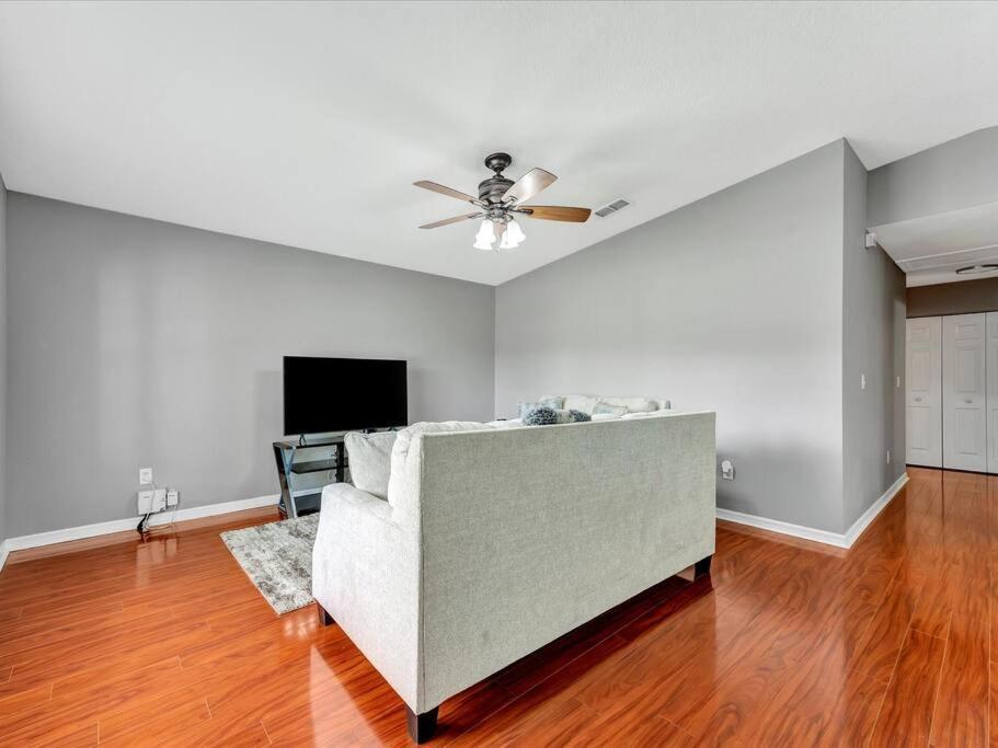 10min To Downtown 3bd 2 Fullbath
